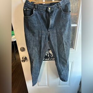 Lee’s women’s jeans size 16 W waist is 34 inches. The length is 27 inches.